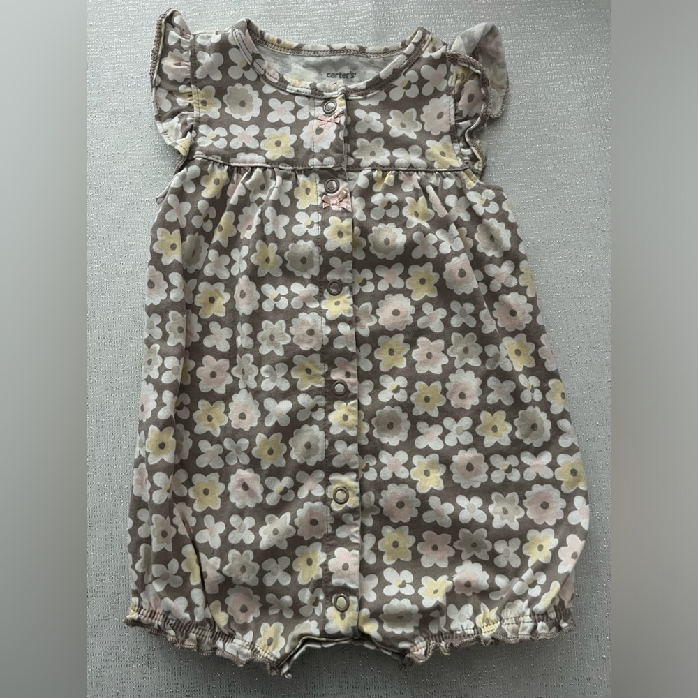 Carters 9M Floral Romper. Snap Closure. Excellent Condition.